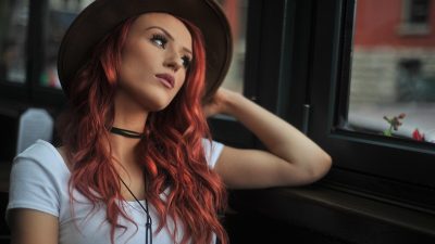 Emily Durmaz’ın kırmızı saçları olay oldu! Ünlü oyuncu Emily Durmaz'ın kırmızı