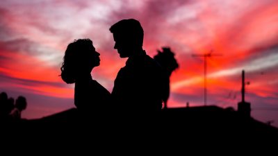 Konuşurken sevgilisinin gözleri doldu! Sevgilisinin sözleriyle duygulanan kişinin gözleri