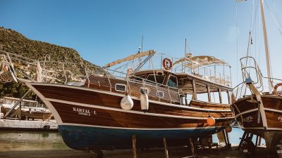 Baba yadigârı olan teknede yaşıyor Bir kişi, baba yadigârı olan
